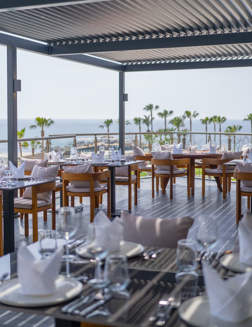 Deniz manzaralı restoran terası